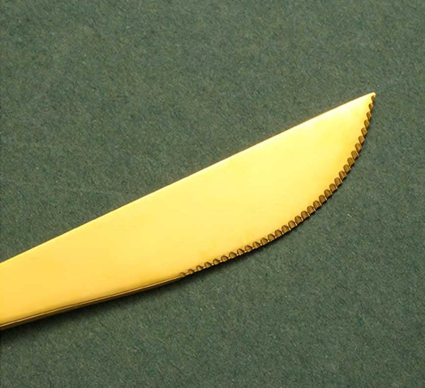 couteau doré et bois